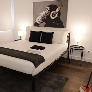 4 bedrooms, iron/ironing board, travel crib, bed sheets - Smart Simple and Spacious 4BR Apt (Chicago)