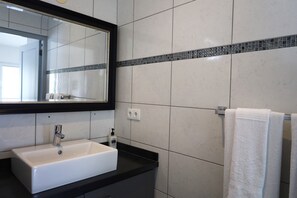 シャワー、ヘアドライヤー、タオル、石鹸
