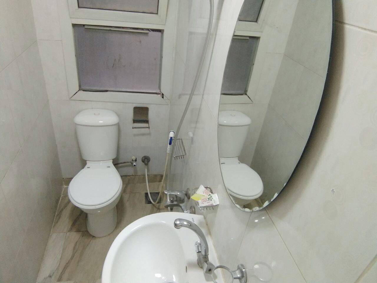 Klassieke kamer, uitzicht op stad | Badkamer | Handdoeken, zeep, shampoo, toiletpapier