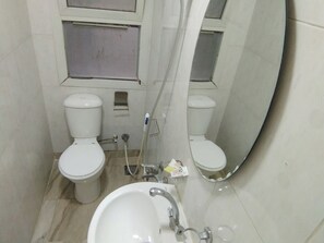 Classic Room, City View | Bathroom