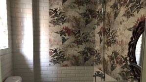 Classic Room, City View | Bathroom | Towels, soap, shampoo, toilet paper - Badr hotel (Cairo)