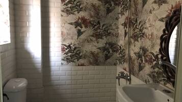 Rom – classic, byutsikt | Bad | Håndklær, såpe, sjampo og toalettpapir