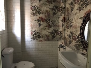 Classic Room, City View | Bathroom | Towels, soap, shampoo, toilet paper - Badr hotel (Cairo)