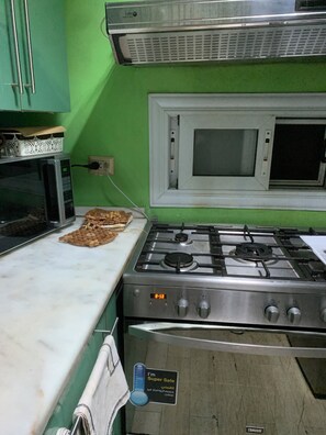 Micro-ondes, four, plaque de cuisson