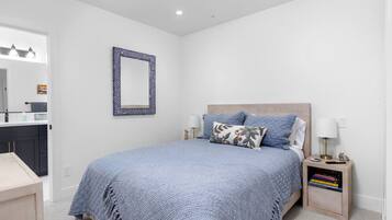 2 bedrooms, desk, iron/ironing board, WiFi