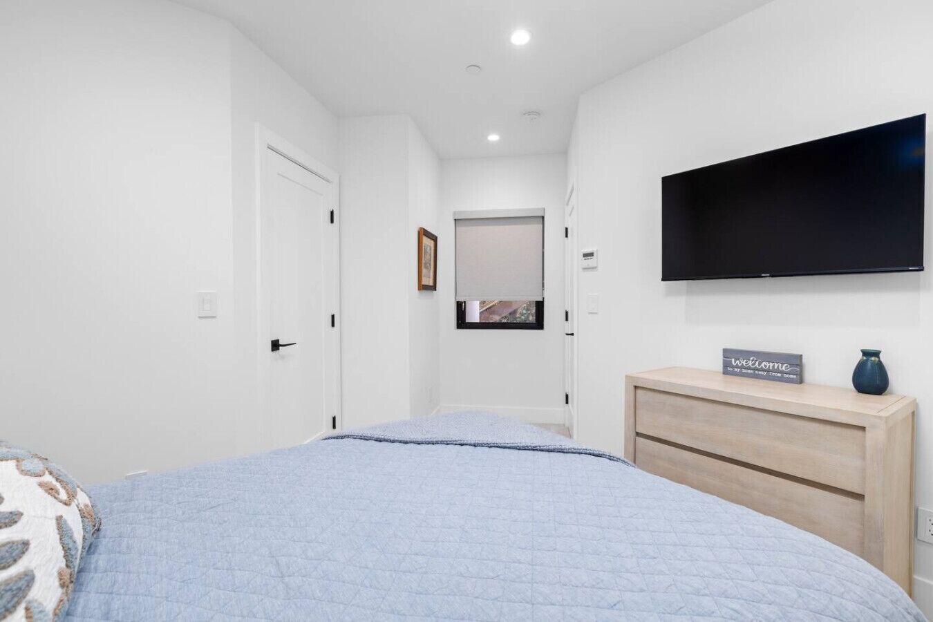 2 bedrooms, desk, WiFi, bed sheets