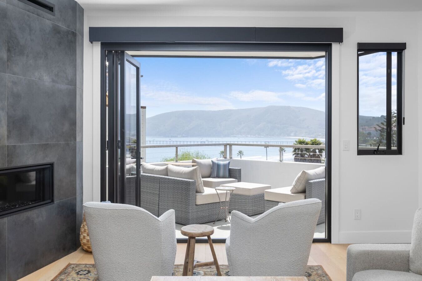 Televisie, een open haard, een kantoor en een computerscherm