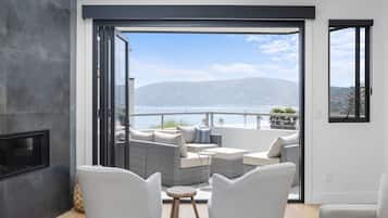 Televisie, een open haard, een kantoor en een computerscherm