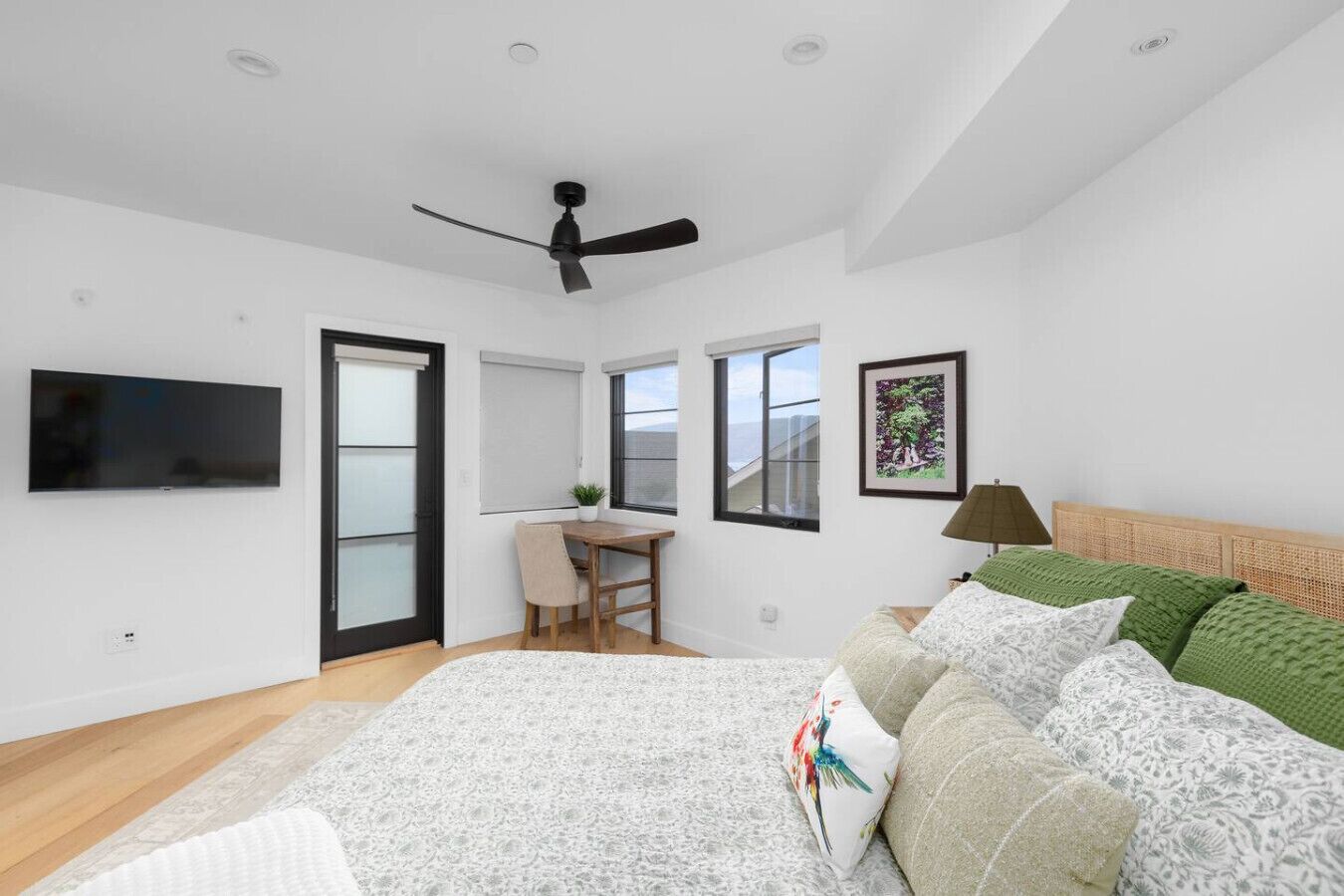 2 bedrooms, desk, WiFi, bed sheets