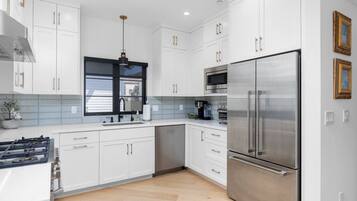 Een koelkast, een microgolfoven, een oven, een kookplaat