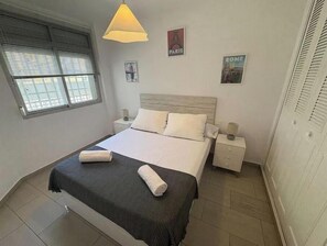 Tabla de planchar con plancha, wifi y ropa de cama