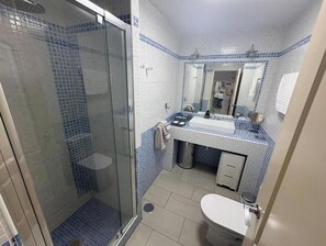Dusche, Handtücher, Seife, Toilettenpapier