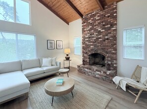Smart TV, fireplace, books, stereo