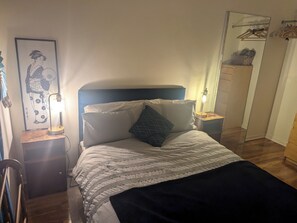 1 habitación, tabla de planchar con plancha, wifi gratis y ropa de cama