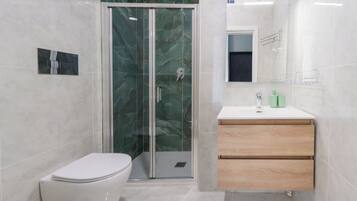 Deluxe-Zimmer, Balkon, Meerblick | Badezimmer | Dusche, Haartrockner, Bidet, Handtücher