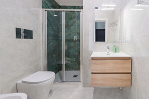 Deluxe Room, Balcony, Sea View | Bathroom | Shower, hair dryer, bidet, towels - Dimora di Mare (Salerno)