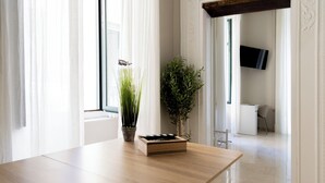 A modern kitchen with a wooden countertop, a potted plant, and a built-in stove. - Dimora di Mare (Salerno)