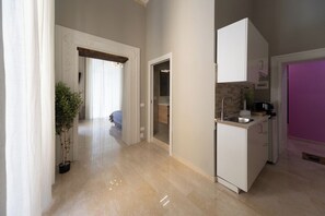 Studio – comfort, balkong, sjøutsikt | Skrivebord og blendingsgardiner