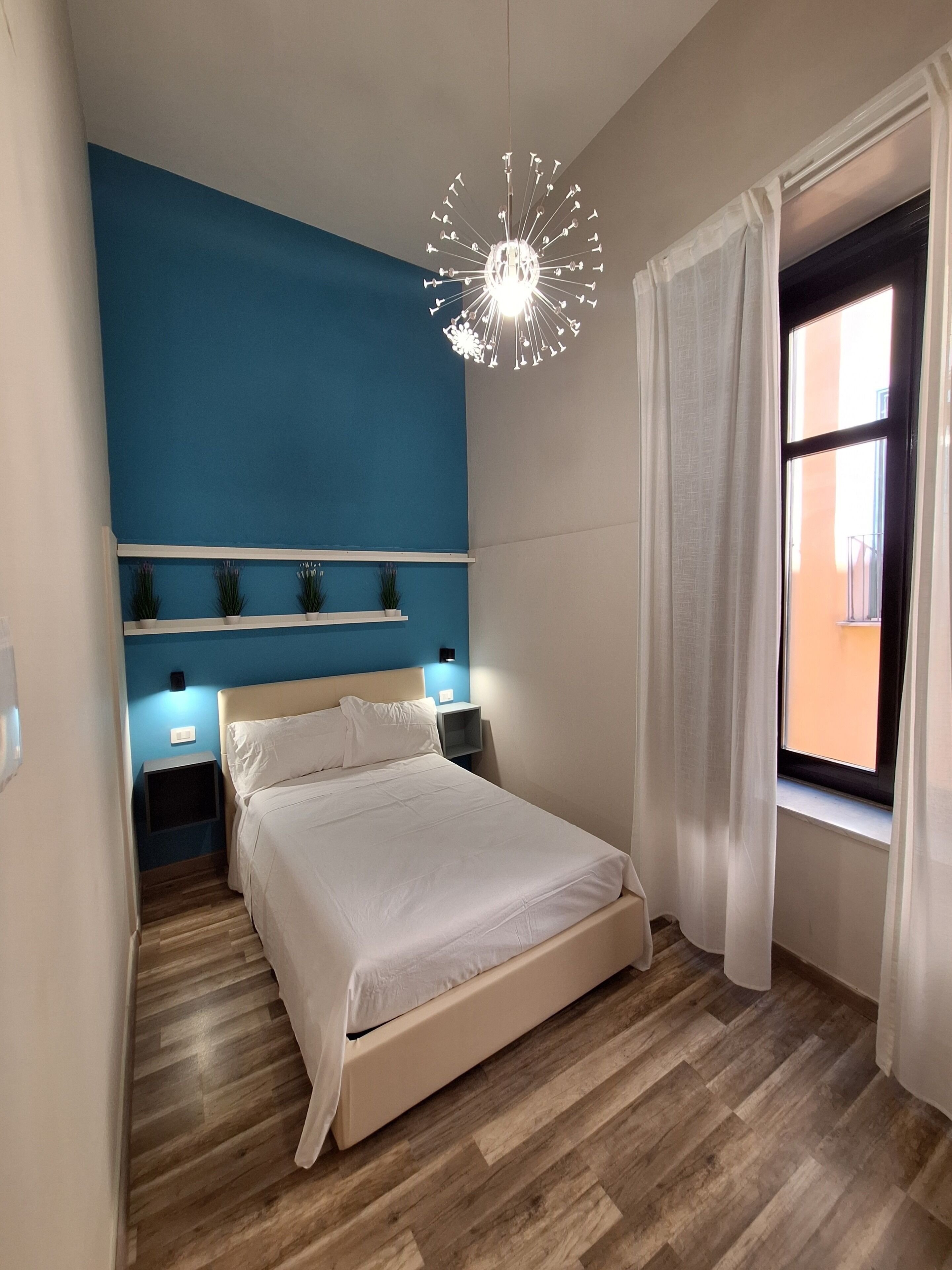 컴포트 아파트, 시내 전망 | 책상, 암막 커튼