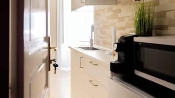 Estudio Confort, balcón, vista al mar | Cocina privada | Frigobar, microondas, cafetera de espresso y tetera eléctrica