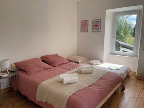 3 chambres, fer et planche à repasser, Wi-Fi, draps fournis