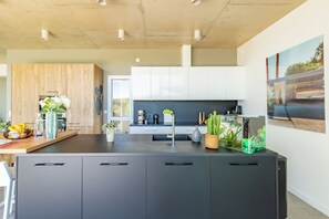 Microwave, oven, stovetop, dishwasher - Villa Contemporaine au Calme dans la nature • Private pool - 15 min Toulouse (Vieille-Toulouse)