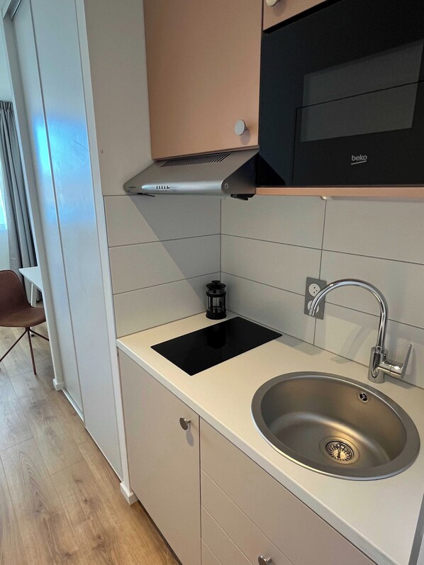 Maison | Cuisine privée | Réfrigérateur, four à micro-ondes, surface de cuisson, cafetière-théière