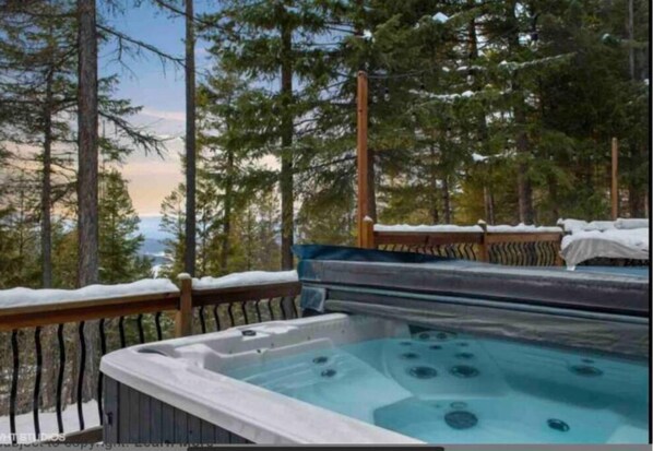 Outdoor spa tub - Peaceful Cabin: Trails, Winery, Fire-pit & 12 Acr (Newland)