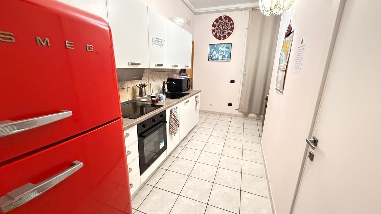 Kühlschrank, Ofen, Herdplatte, Wasserkocher mit Kaffee-/Teezubehör