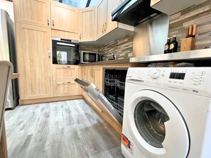 Classic House, Courtyard View | Private kitchen | Full-size fridge, microwave, oven, stovetop - Apart’Moment EN GROUPE – Le Repaire des 12 (Saint-Omer)