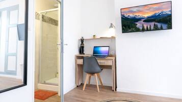 Nhà phong cách cổ điển, quang cảnh sân vườn | Bàn, khu vực làm việc phù hợp cho laptop, bàn ủi/dụng cụ ủi quần áo