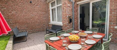 Classic-talo, näköala pihalle | Terassi/patio