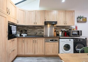 Nhà phong cách cổ điển, quang cảnh sân vườn | Bếp riêng | Tủ lạnh, lò vi sóng, lò nướng, bếp nấu 