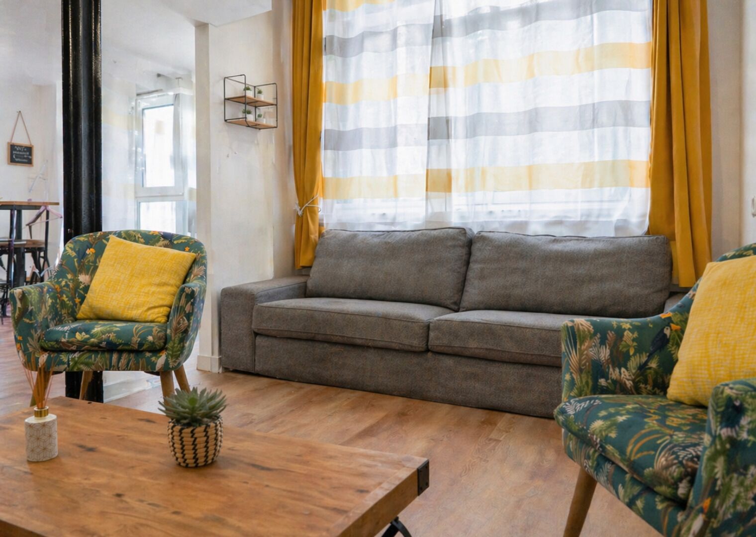 Classic House, Courtyard View | Living area | 80-cm flat-screen TV with digital channels, video game console, Netflix