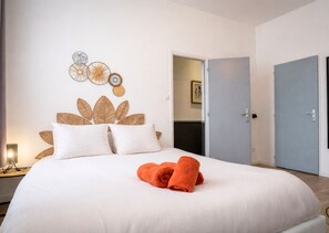 Nhà phong cách cổ điển, quang cảnh sân vườn | Bàn, khu vực làm việc phù hợp cho laptop, bàn ủi/dụng cụ ủi quần áo 