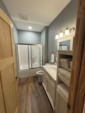 Hårføner, håndklær, såpe og toalettpapir