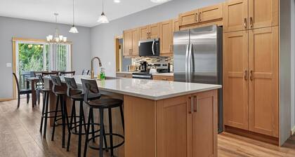 Modern 3-Bed Fish Creek Retreat with AC & Fast Wi-Fi — Perfect Door County Base!