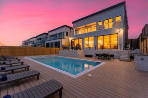 Alberca al aire libre y alberca climatizada