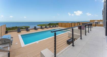 NEW Luxury 4,000 SF Waterfront Home w/Pool, Sleeps 22