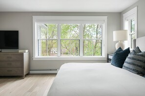 4 chambres, fer et planche à repasser, lit de bébé portatif