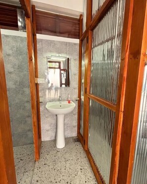 Shared Dormitory, Ocean View | Bathroom - Surfing Tusker - Thalpe (Talpe)