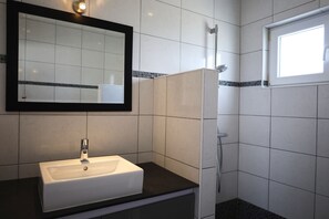 Douche, séchoir à cheveux, serviettes fournies, savon