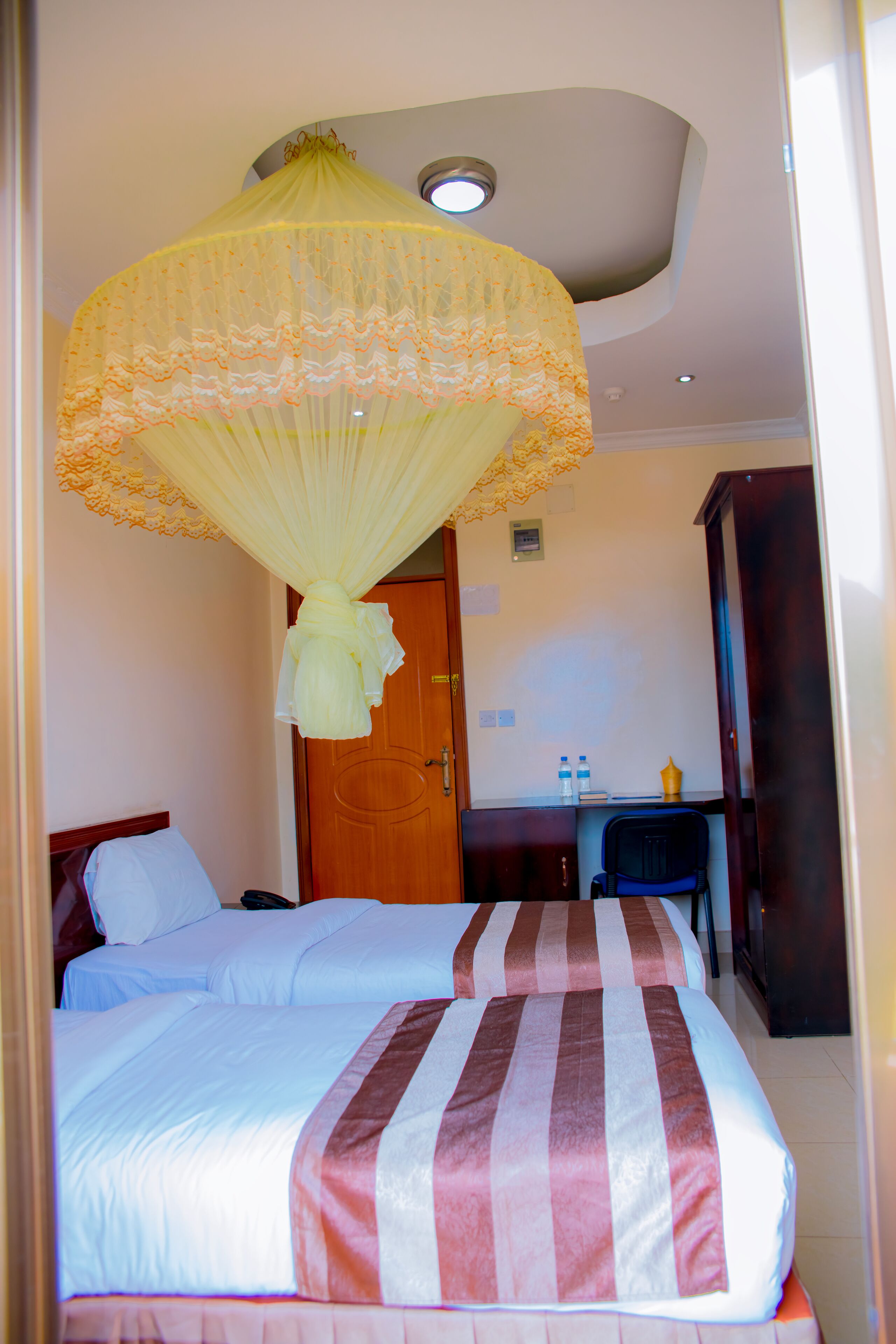 Una habitación de hotel con una cama, un escritorio y una silla.