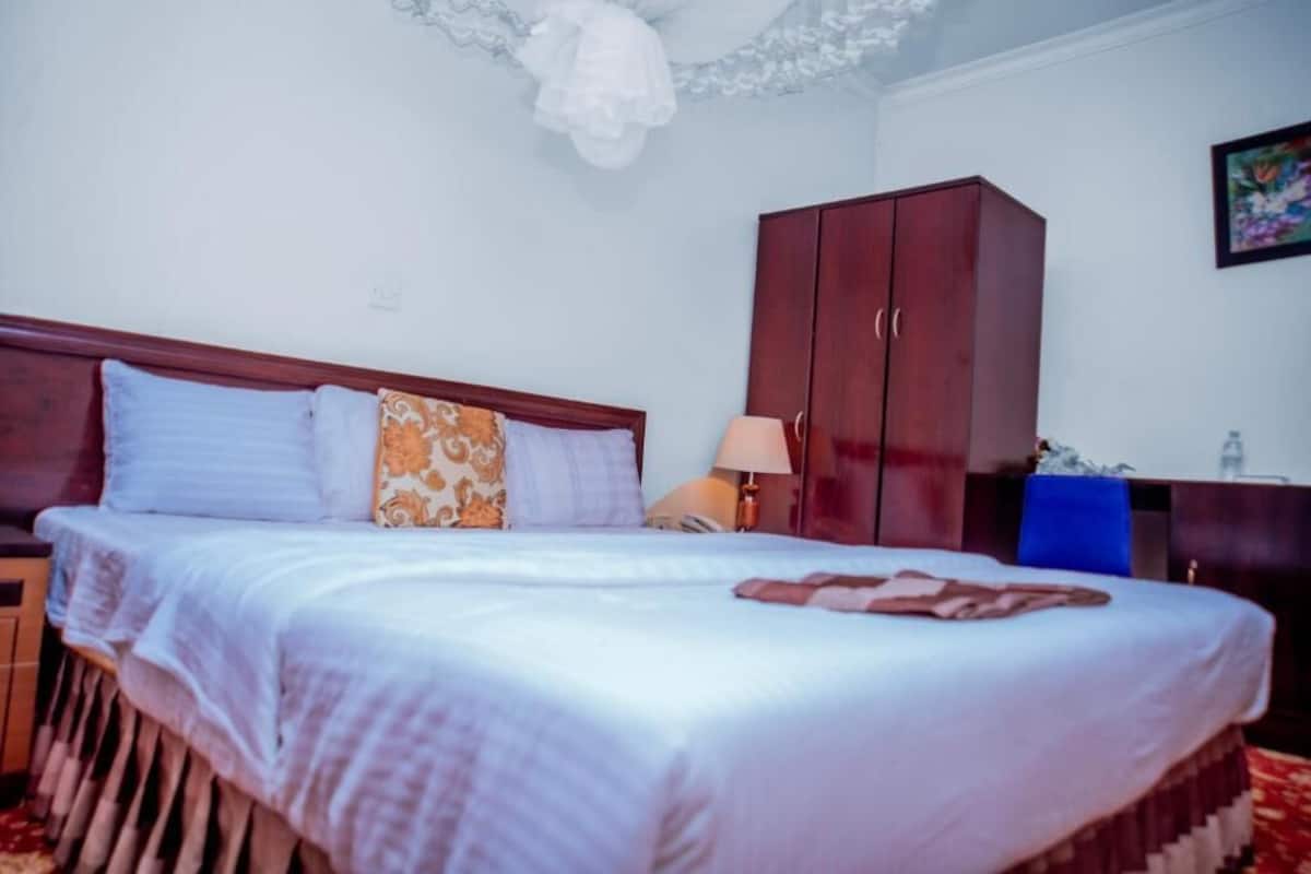Deluxe-Doppelzimmer, Balkon, Stadtblick | Schreibtisch, laptopgeeigneter Arbeitsplatz, Bügeleisen/Bügelbrett