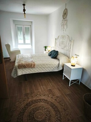1 chambre, fer et planche à repasser, draps fournis