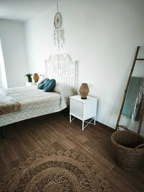 1 makuuhuone, silitysrauta/-lauta, vuodevaatteet