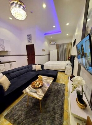 1 dormitori, planxa i posts de planxar, wifi i roba de llit