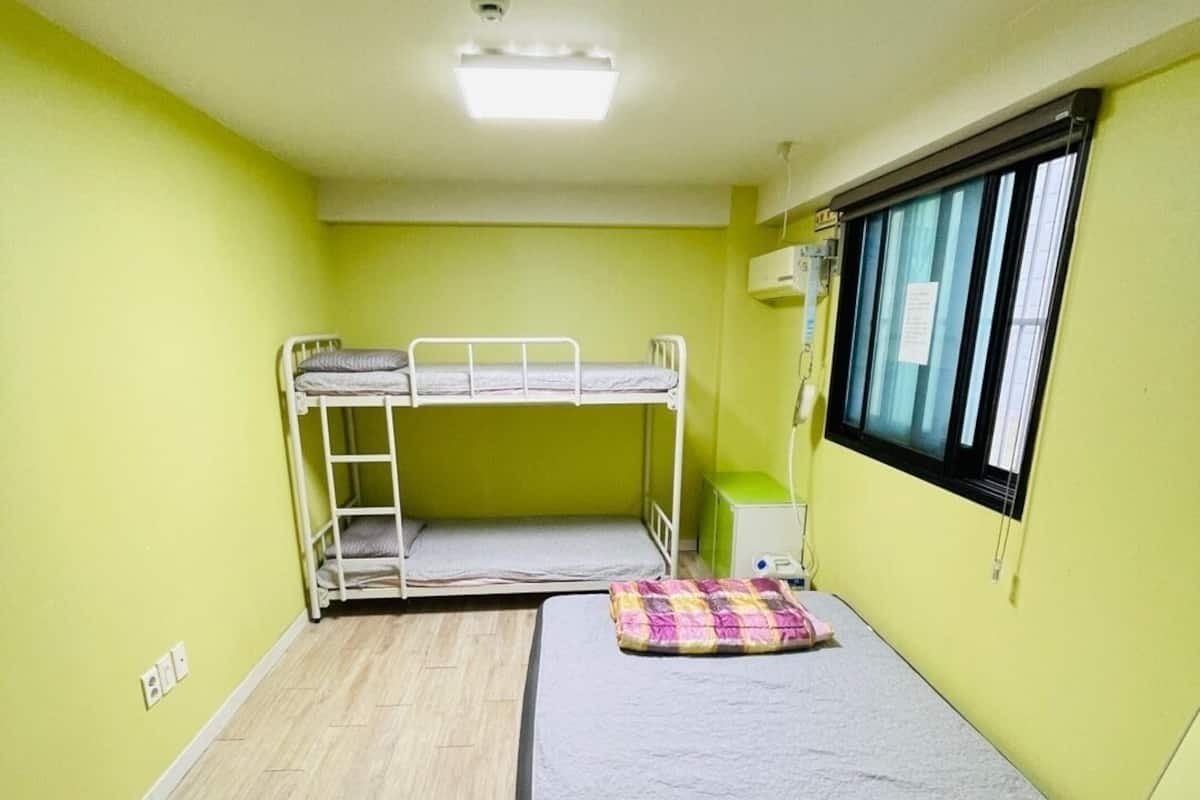 Basic Quadruple Room (32)