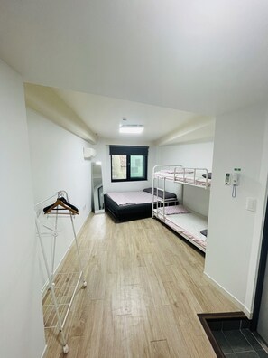 Quarto quádruplo básico (21) | Roupas de cama premium, edredons de pluma