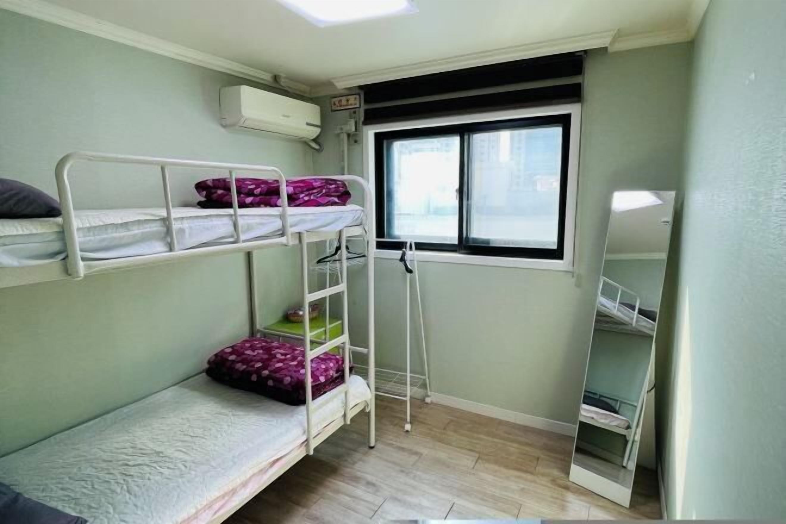 أغطية فراش متميزة وألحفة محشوة بالريش وأسرّة بإسفنج يتكيف مع شكل الجسم